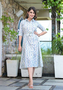 Robe d'été décontractée pour femme, coupe trapèze, longueur genou, en coton et lin teint en pièce, imprimé floral blanc et bleu, boutonnée, manches 3/4 - Product Image 5