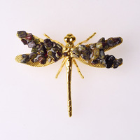 Vente en gros de médailles libellules naturelles en cristal, technique de mosaïque, style amour, gravier, statue d'insecte, décoration de bureau et de maison, guérison