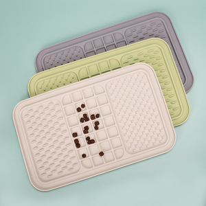 Tapis de léchage pour chien en silicone à alimentation lente, avec ventouse murale, en matériau sûr, pour le bain, l'entraînement et la beauté des chiens - Vente chaude - Product Image 1