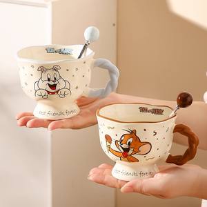 Taza de cerámica de Tom y Jerry con cuchara, diseño de dibujos animados para uso doméstico o como regalo. - Product Image 1