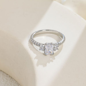 Pendientes de Aro con Diseño de Trébol de Diamantes y Baño de Oro - Diseño con Incrustaciones de Diamantes, Elegantes y Versátiles para Eventos Casuales - Product Image 3