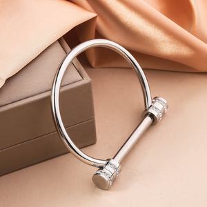 Joyería de Moda, Brazaletes de Acero Inoxidable Chapados en Oro de 18K con Forma de D y Diamantes, Diseño de Hebilla de Herradura con Tornillo, Brazaletes para Mujer - Product Image 5