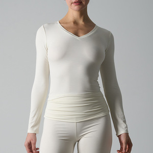 T-shirt pour femme à col en V, coupe ajustée, 81% modal, 19% élasthanne, haute extensibilité, logo imprimé, manches longues, t-shirts unis - Product Image 4