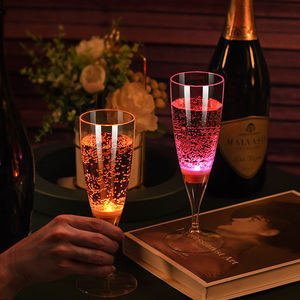 Tasse de fête <span class=keywords><strong>lumineuse</strong></span> brillant dans le noir LED allument des verres à boire Flûtes à champagne en plastique de qualité alimentaire - Product Image 4
