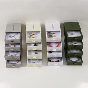 Boîte à bijoux en carton rigide personnalisée pour boucles d'oreilles, bracelet, collier, avec laminage brillant, impression dorée pour l'emballage et l'affichage du logo - Product Image 1