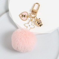 Nouveau porte-clés INS tendance en forme d'ours avec boule de fourrure, pendentif créatif pour étui d'écouteurs, fausse boule de fourrure moelleuse, porte-clés ours en forme de fleur et de cœur