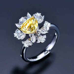 Bague en saphir jaune naturel non chauffé de 2,54 carats, origine Madagascar, or massif 18 carats serti de 24 diamants blancs brillants - Product Image 3