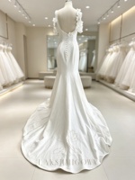 Robe de mariée sirène minimaliste florale à épaules dénudées, col en V, en satin de luxe, avec traîne chapelle, personnalisable