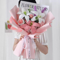 Große Künstliche Gehäkelte Lilienblume in Lila, Rosa und Gelb - Handgefertigter Gehäkelter Blumenstrauß