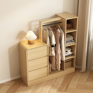 Armadio di stoccaggio multifunzionale con struttura in legno massello camera da letto armadio appendiabiti integrato a parete appendiabiti comò - Product Image 1