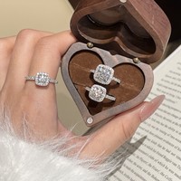 Grosir Pabrik Perhiasan Pernikahan Pertunangan Perak 925 Berlapis Rhodium Berkilau Potongan Bulat 2CT VVS1 GRA Cincin Moissanite untuk Wanita