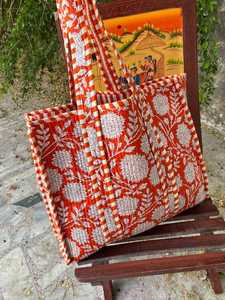 กระเป๋าผ้าฝ้ายลายบล็อกพิมพ์แบบควิลท์ ทำมือโดยช่างฝีมือ ใช้ซ้ำได้ กระเป๋าสะพายไหล่ลายพิมพ์อินเดียคลาสสิก - Product Image 2