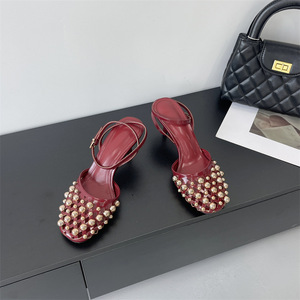 Nouvelle tendance mode printemps 2026 : Sandales slingback à bout carré et rivets métalliques, talons aiguilles français rouges - Product Image 4