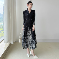 Robe plissée Miyake de luxe léger à col tailleur imprimé, nouvelle collection automne 2026, boutonnage simple, style décontracté français pour femme