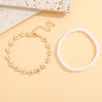 Ensemble de bracelets : Bracelet chaîne à breloques marguerites et bracelet extensible en fausses perles blanches, bijoux en émail doré, cadeau pour femme