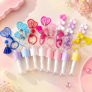 Tubes de brillant à lèvres personnalisés en gros avec bouchons à vis et applicateurs, divers pendentifs exquis et porte-clés - Product Image 3