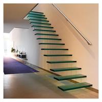 Escalier flottant cantilever d'intérieur avec support invisible, marches en bois massif et garde-corps en verre, sur mesure pour villa et usage domestique