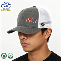 Gorras Trucker con Malla Trasera Gris y Blanca, con Logotipo Impreso a Color Personalizado, Certificadas por BSCI, para Uso Diario Informal Unisex