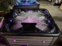 Quadratischer 6-Personen-Hotel-Spa-Außenwhirlpool mit Fernseher, blauer Acryl-Freistehender Whirlpool, Kryotherapie mit Smart-TV