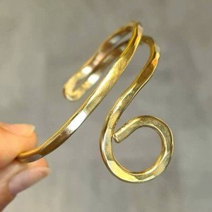 Bracelet en résine à manchette ouverte réglable, minimaliste, poli, martelé, fil brut, fait à la main, écologique - Product Image 2