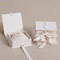 Scatola regalo di gioielli in carta con nastro di lusso in stile libro Eco Beige e riciclabile Auralux