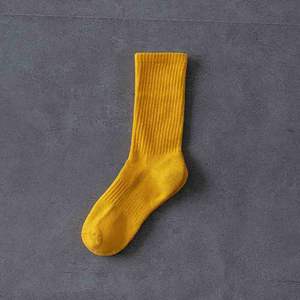 جوارب رياضية جينغوين OEM ملونة من قماش تيري السميك بلون واحد للرجال لكرة السلة تصل إلى منتصف الساق - Product Image 3