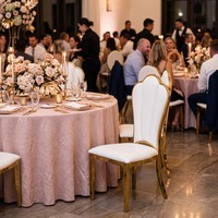 Chaise d'événement de luxe en forme de pétale avec pieds en métal doré, assise rembourrée en PU, structure démontable pour mariage et restaurant