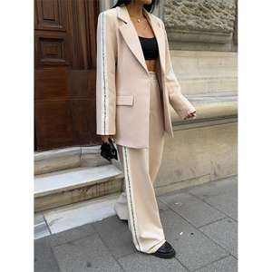 Conjunto de Chaqueta y Pantalones Beige con Franja de Letras en Contraste, Conjunto de 2 Piezas - Product Image 6