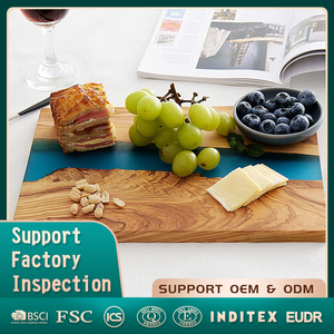 Planche à découper et à servir en bois d'olivier et résine époxy bleue, design luxueux Natural House, pour charcuterie - Product Image 1