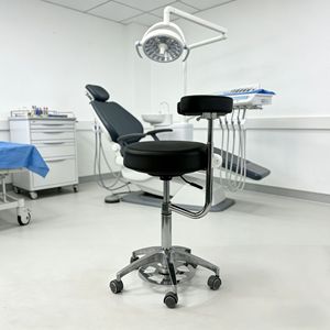 Fauteuil dentaire KM-CZY035 réglable et pivotant avec roulettes, usage professionnel, simili cuir noir - Product Image 4