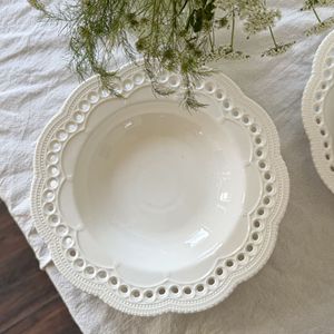 Ensemble d'<span class=keywords><strong>assiettes</strong></span> élégantes en céramique blanche style dentelle avec bord ajouré pour mariages, événements et fêtes - Minimum - Product Image 5