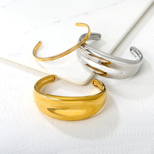 Bracelet ouvert géométrique en acier inoxydable plaqué or 18 carats, surface lisse, pour femmes - Product Image 1