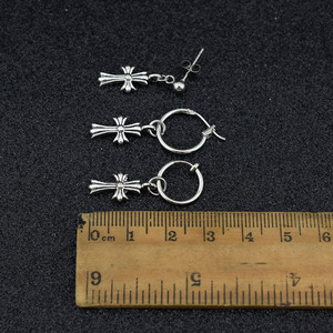 Boucles d'oreilles clous croix simples de luxe léger 2026, design de niche populaire, unisexe, en acier inoxydable, bijoux tendance, vente en gros - Product Image 4