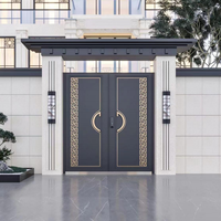 Portail d'entrée double battant personnalisé et exclusif, avec poignée ronde, en or sculpté à motif clé grecque et serrure intelligente, pour grande villa et propriété.