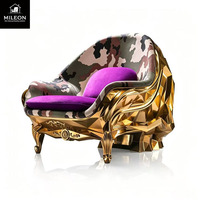 Fauteuil de salon moderne de style rococo avec cadre doré à facettes, revêtement en velours noir, fauteuil décoratif pour intérieur haut de gamme