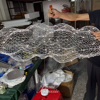 Sculpture de nuage en acier inoxydable, installation artistique moderne en métal soudé, décoration de plafond personnalisée pour hall d'hôtel, atrium