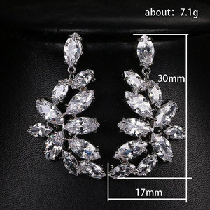 Pendientes de Oro Blanco E2210 con Cristales de Corte Marquesa y Diseño de Flor con Engaste de Garras, Joyería de Moda para Mujer, Ideal para Bodas - Product Image 6