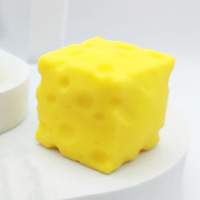 Jouet Squishy en Caoutchouc en Forme de Fromage Triangulaire, Simulation Alimentaire, Anti-Stress pour Bureau et Cadeau de Fête Unisexe