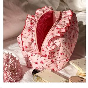 Organizador de almacenamiento acolchado floral hinchado, bolsa de cosméticos de viaje grande, bolsa de cosméticos con estampado de flores y cremallera para artículos de tocador de maquillaje - Product Image 3