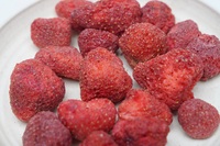 Premium kwaliteit FD fruitvriesgedroogde aardbeien knapperige snacks hele stukjes voor een gezonde ontbijtgranenmaaltijd
