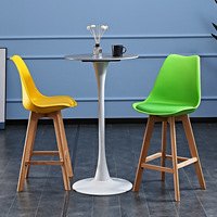 Tabouret de bar moderne en gros avec assise en plastique PP et coussin en cuir PU, pieds en bois pour café, magasin de proximité, restaurant