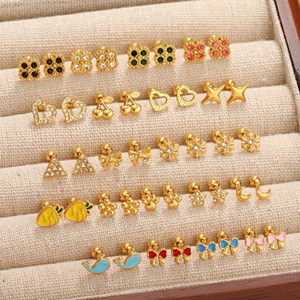 Galería de Mini Broches Dorados |   Más de 100 Estilos al por Mayor, Pendientes de Acero Inoxidable con Baño de Oro PVD de 18K, Resistentes al Agua, Duraderos e Hipoalergénicos - Product Image 5
