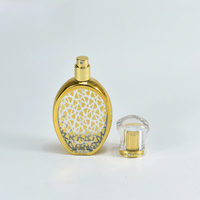 Flacon de parfum en verre premium 50 ml avec bouchon à vis, corps transparent et accents dorés, design rechargeable