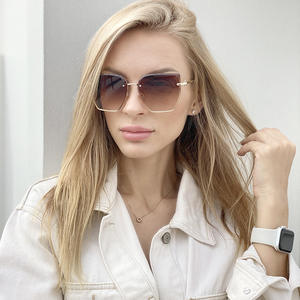 Lunettes de soleil pour femmes de style européen et américain sur mesure, monture dorée sans cadre, UV400 Classe 2, design tendance Instagram - Product Image 1