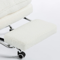 Chaise de bureau pivotante et inclinable à dossier haut en peluche moelleuse, avec accoudoirs latéraux rabattables et repose-pieds rétractables