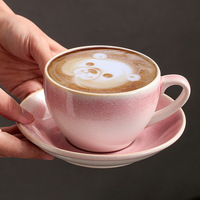 Ensemble tasse et soucoupe à café en céramique de style vintage avec un design fantaisie en relief pour l'art du latte, poignée, capacité de 300 ml pour l'espresso et le thé