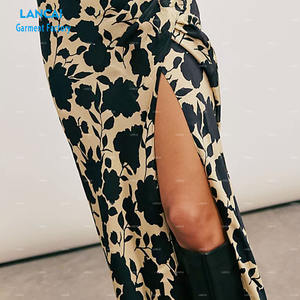 กระโปรงเอวต่ำสำหรับผู้หญิงกระโปรงผู้หญิงผ้าโพลีเอสเตอร์พิมพ์ลายดอกไม้แฟชั่นใหม่ออกแบบได้ตามต้องการ - Product Image 2