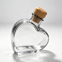 Bouteille en verre de luxe haut de gamme avec forme unique et bouchon en liège, pour la vodka, le whisky et le brandy.