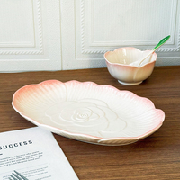 Service de vaisselle de luxe en porcelaine gaufrée motif rose, élégant pour la maison, les mariages, les restaurants et l'hôtellerie, avec logo personnalisé OEM/ODM et coffret cadeau