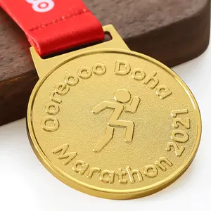 Hochwertige vergoldete Metalllauf-Finisher-Medaille Benutzer definierte Gravur Logo Zink legierung Marathon Award Medaillen und Trophäen